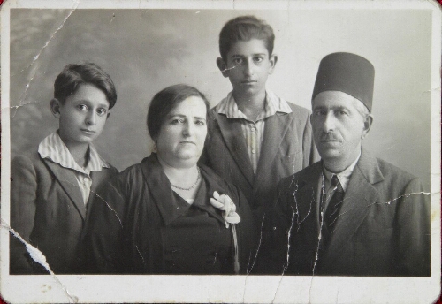 Yitzhak Navon, Miriam, sa mère, Viktor, son frère, Yosef, son père